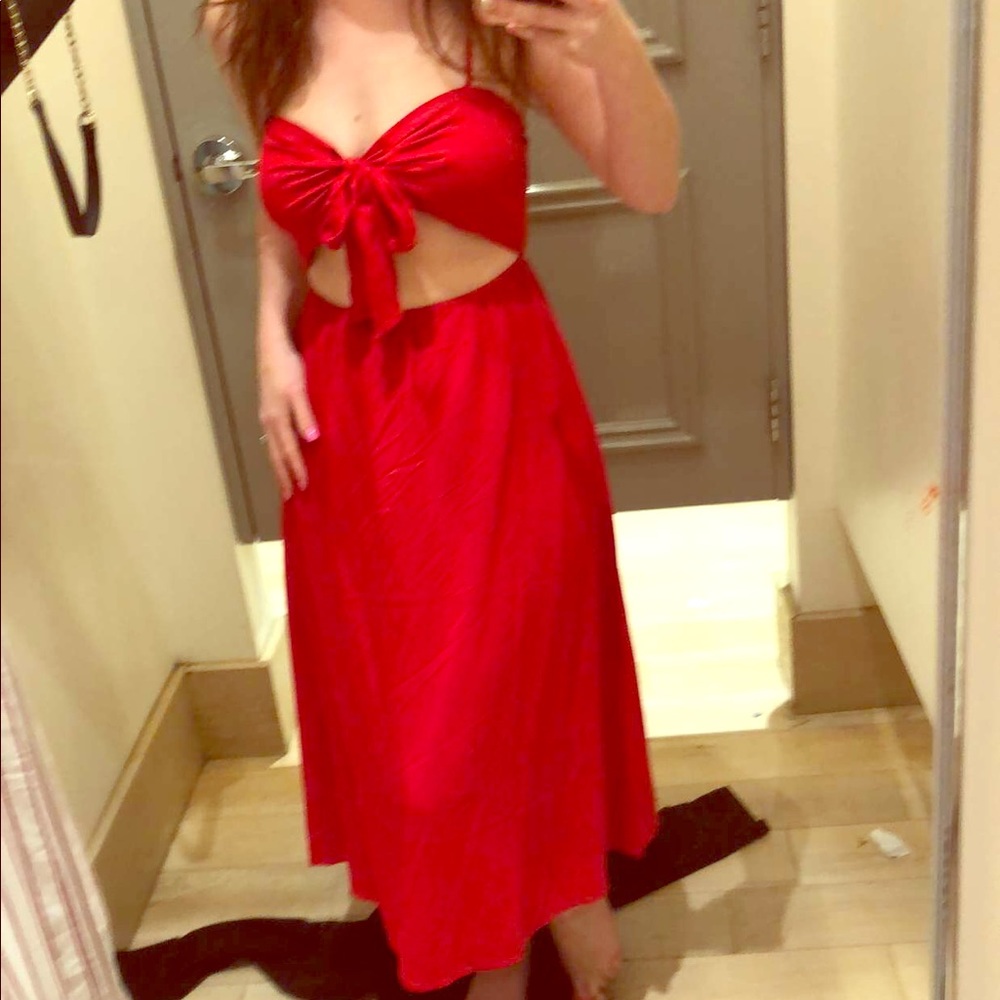 Beautiful cut out dress with tie in the front ❤️